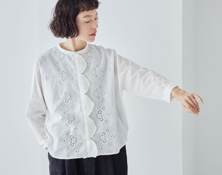 TUTIE. スカラップ刺繍レースブラウスのホワイトを着た女性モデルの全身コーディネート