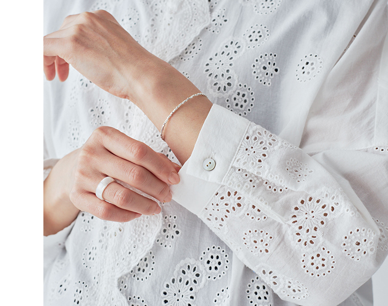 TUTIE. スカラップ刺繍レースブラウスのホワイト袖口ディテール