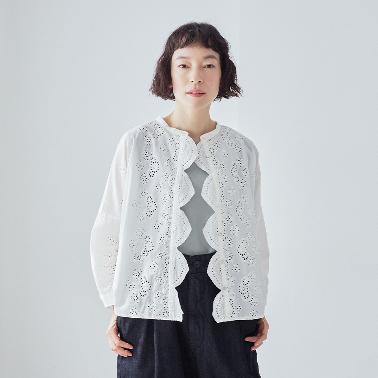 TUTIE. スカラップ刺繍レースブラウスのホワイトを前開きで着た女性モデルの正面