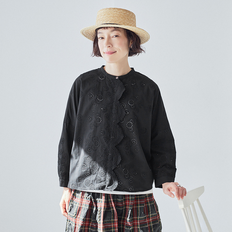 TUTIE. スカラップ刺繍レースブラウスのブラックを着た女性モデルの全身