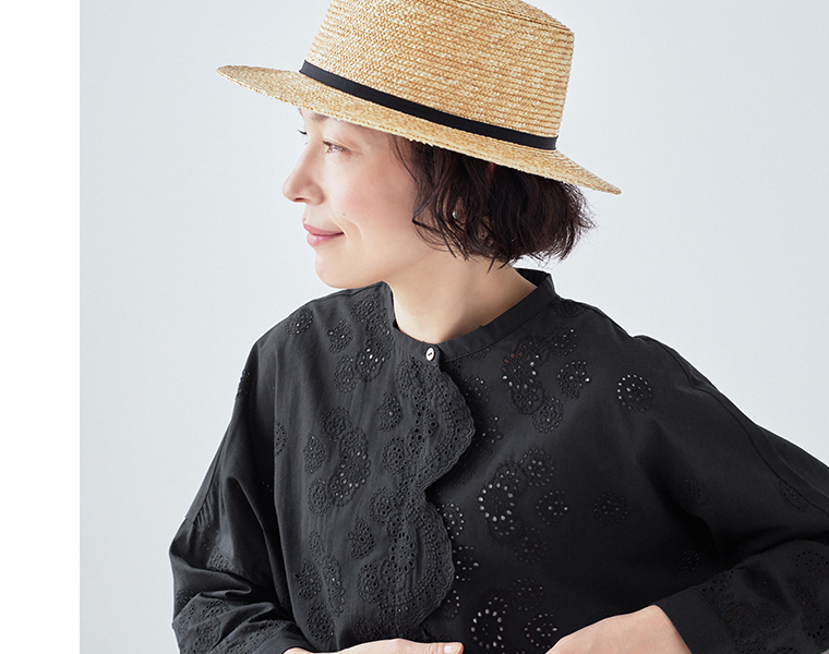 TUTIE. スカラップ刺繍レースブラウスのブラックを着た女性モデルの上半身