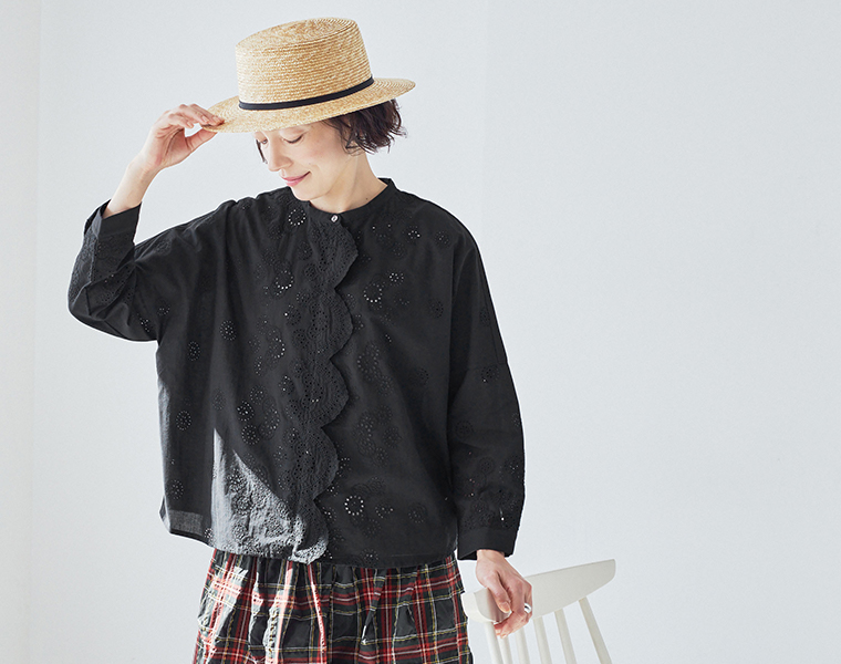 TUTIE. スカラップ刺繍レースブラウスのブラックを着た女性モデル