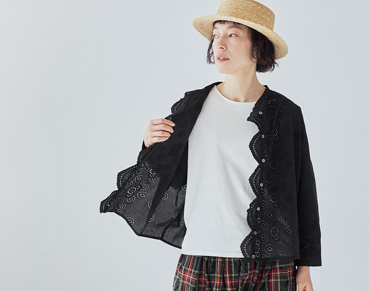 TUTIE. スカラップ刺繍レースブラウスのブラックを前開きで着た女性モデル