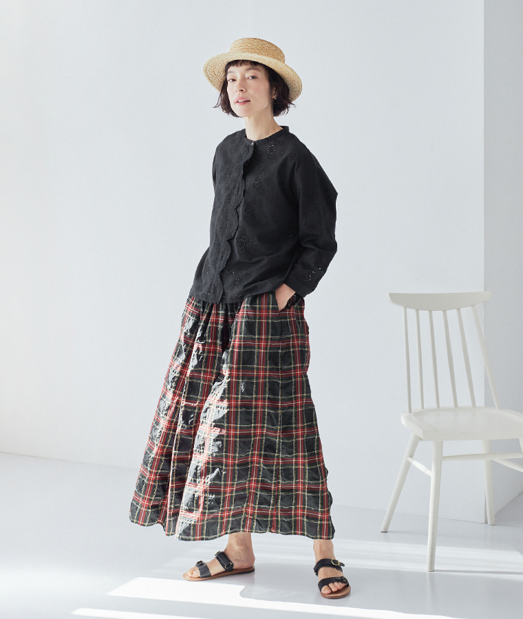 TUTIE. スカラップ刺繍レースブラウスのブラック全身コーディネート