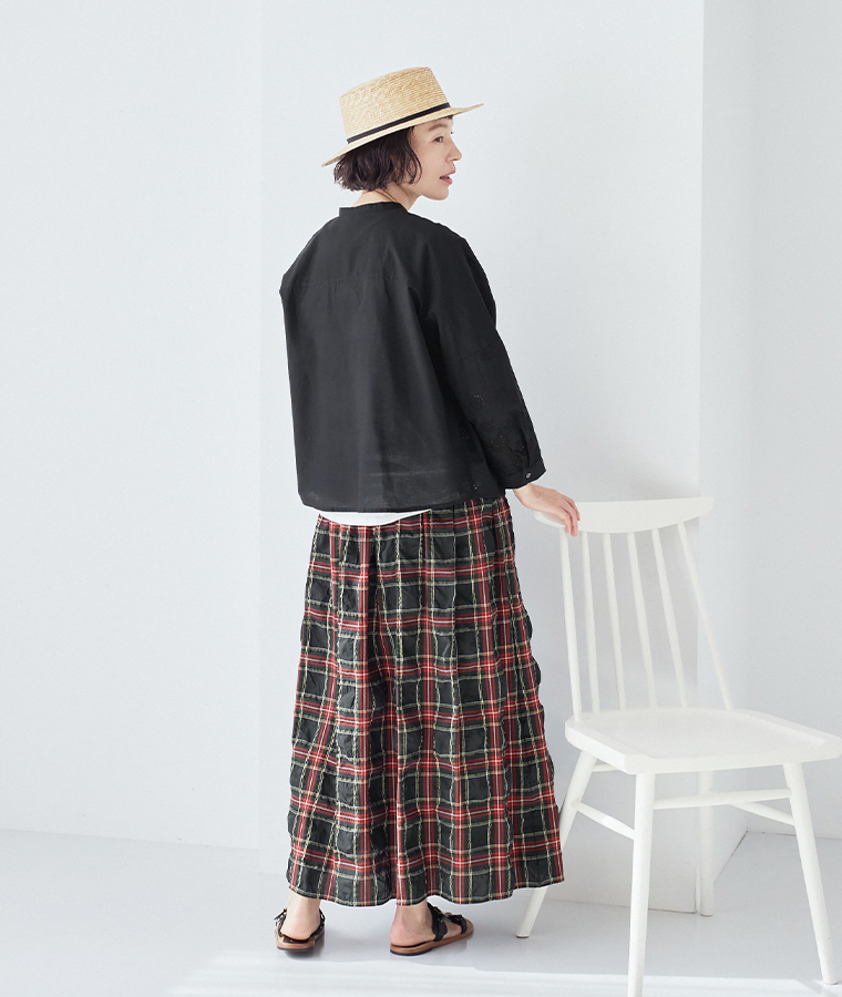 TUTIE. スカラップ刺繍レースブラウスのブラックを着た女性モデルの後ろ姿