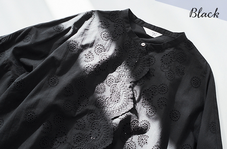 TUTIE. スカラップ刺繍レースブラウスのブラック置き画像