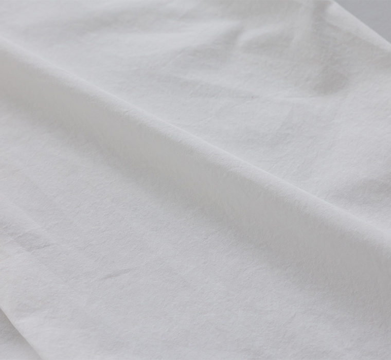 白い生地の質感を写した素材アップ画像