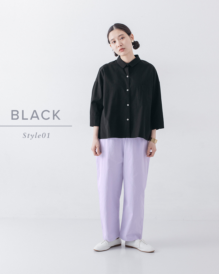 ブラックのシャツにラベンダーのパンツを合わせた着用コーディネート画像