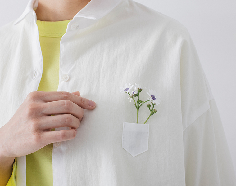 ホワイトのシャツの胸ポケットに花を挿した着用ディテール画像