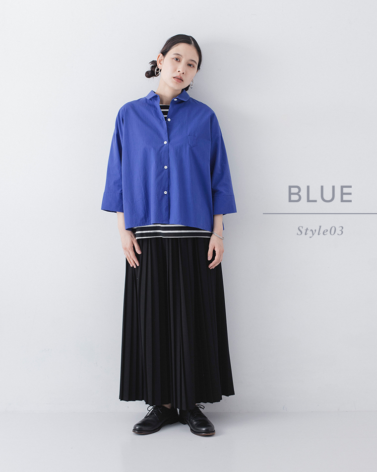 ブルーのシャツにボーダーインナーと黒のプリーツスカートを合わせた着用コーディネート画像