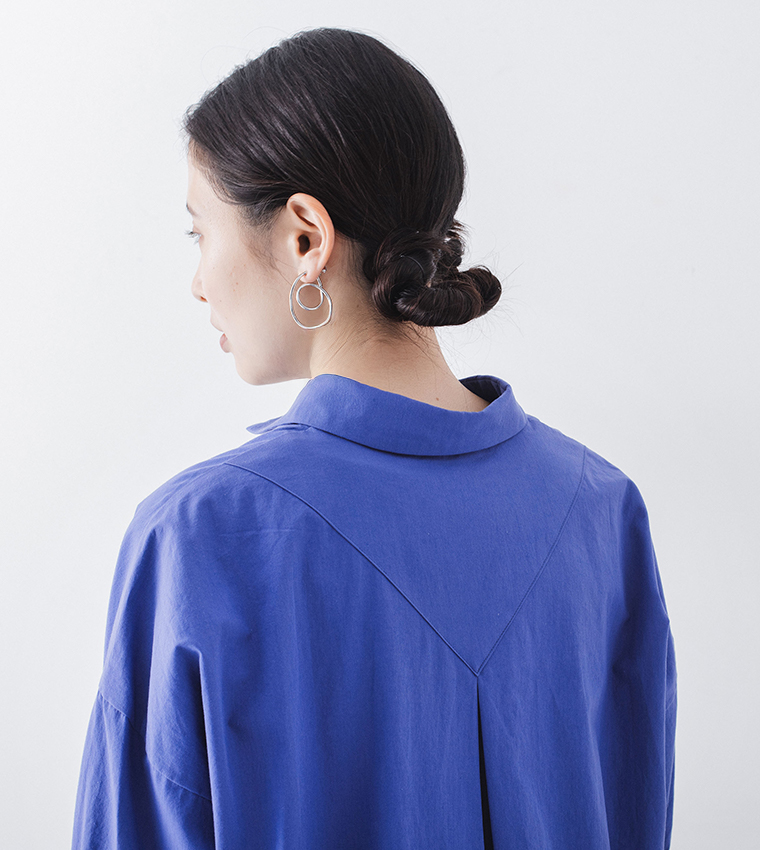 ブルーのシャツを着た人物のバックスタイルディテール画像