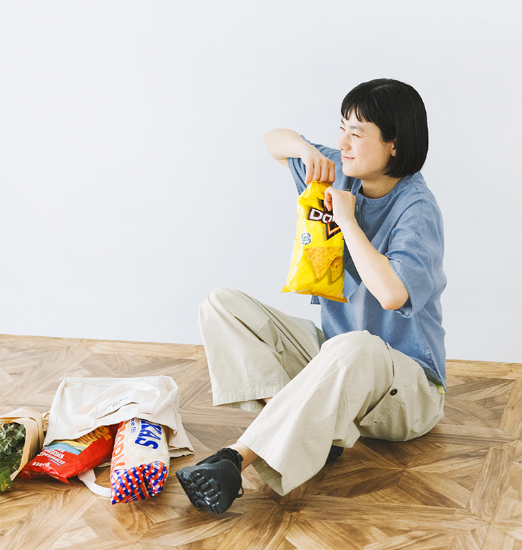 NORTHERN TRUCK カーゴバルーンパンツ ベージュ 着用 リラックスシーン ワイドシルエット