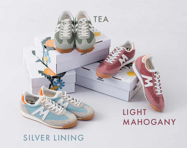 メスタリのスニーカーを箱の上に並べライトマホガニーとシルバーライニングとティーの3色を並べている