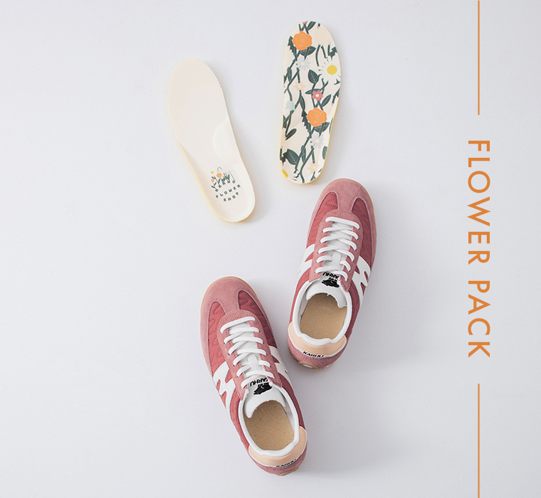 メスタリのライトマホガニーのスニーカーと花柄のインソールを並べている
