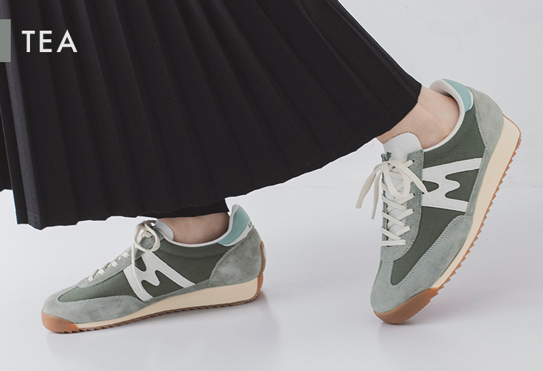 モデルがメスタリのティーのスニーカーを履いて足元を横から写している