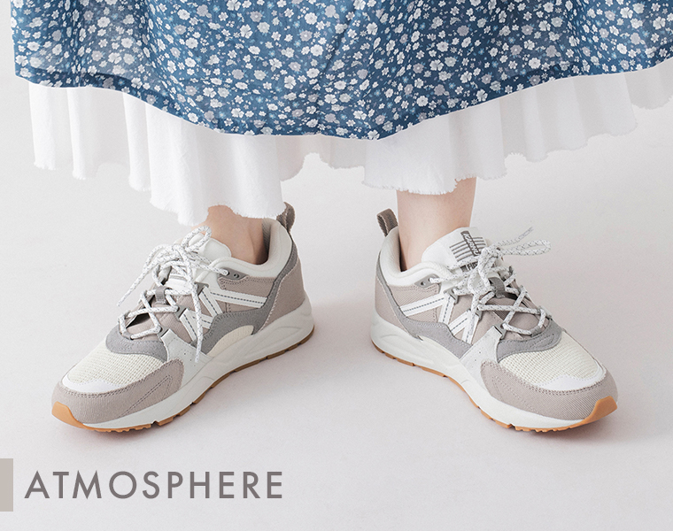 フュージョン2.0のアトモスフィアのスニーカーを履いた足元のアップ