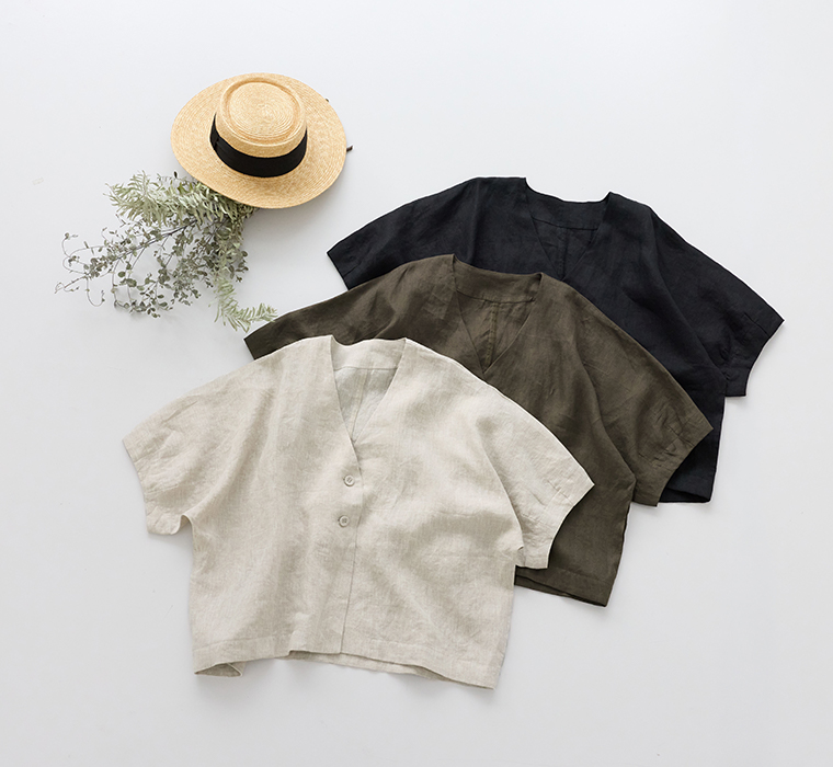 Lintu Lauluリネンドルマンジャケットのナチュラル・カーキ・ブラックを並べ、ストローハットとグリーンを添えた商品イメージ