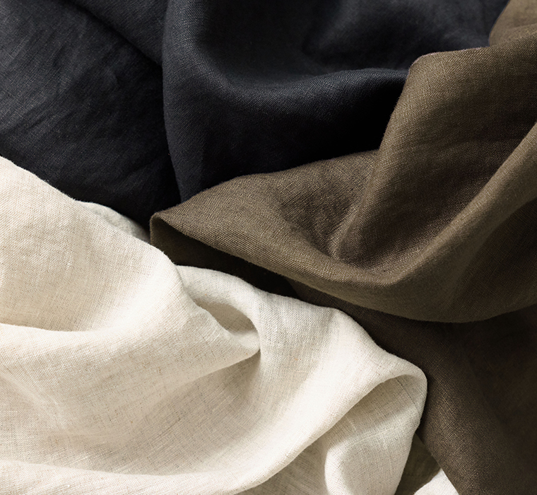 ナチュラル・カーキ・ブラックのリネン生地を重ねて質感を写した素材アップ画像