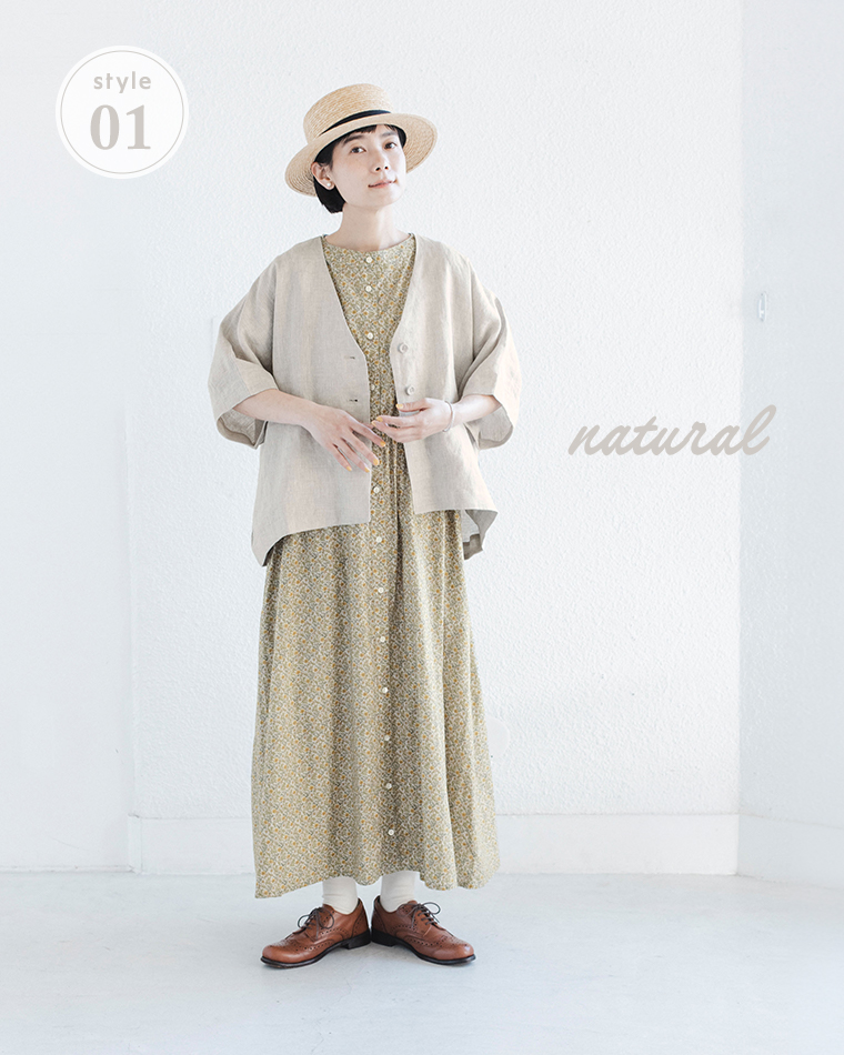 ナチュラルのリネンジャケットを花柄ワンピースに羽織り、ストローハットと革靴を合わせた着用コーディネート画像