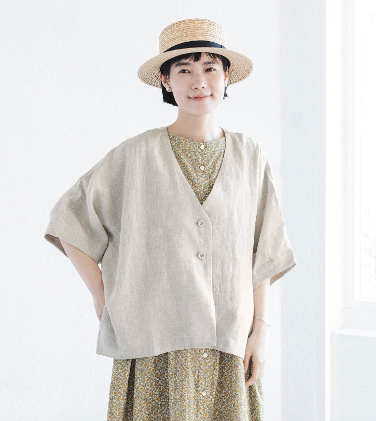 ナチュラルのリネンジャケットを花柄ワンピースに重ね、ストローハットを合わせた着用コーディネート画像