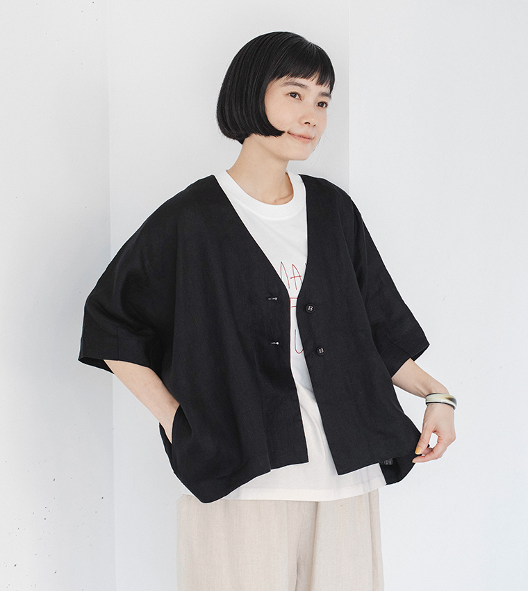 ブラックのリネンジャケットを白Tシャツとライトベージュのパンツに合わせた着用コーディネート画像