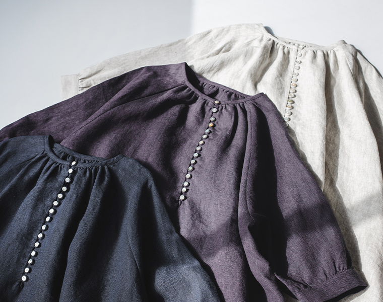 9番手リネン多釦ワンピース(ネイビー、パープル、グレージュ)を重ねた置きカット