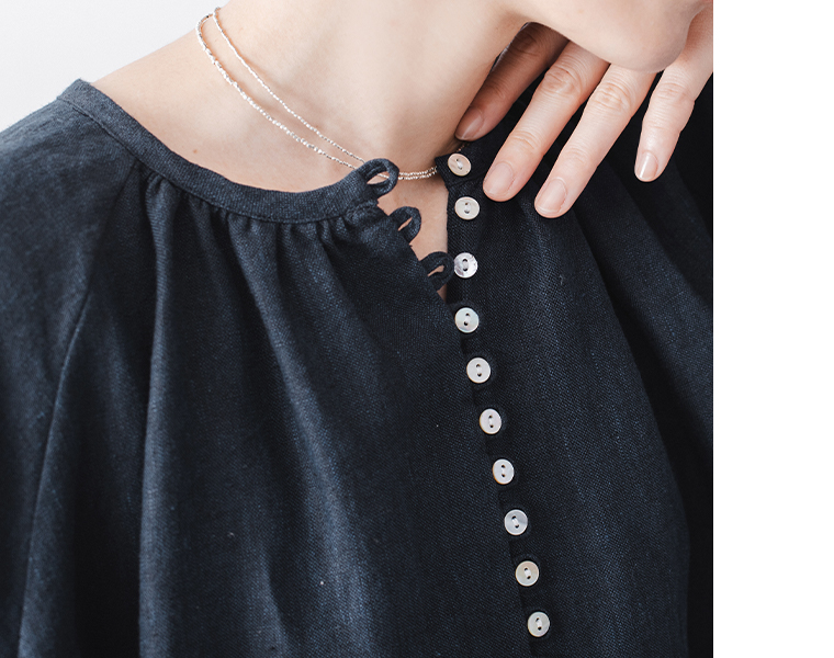 9番手リネン多釦ワンピース(ネイビー)のボタン寄り