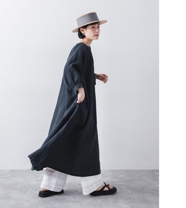 9番手リネン多釦ワンピース(ネイビー)の全身横のコーディネート