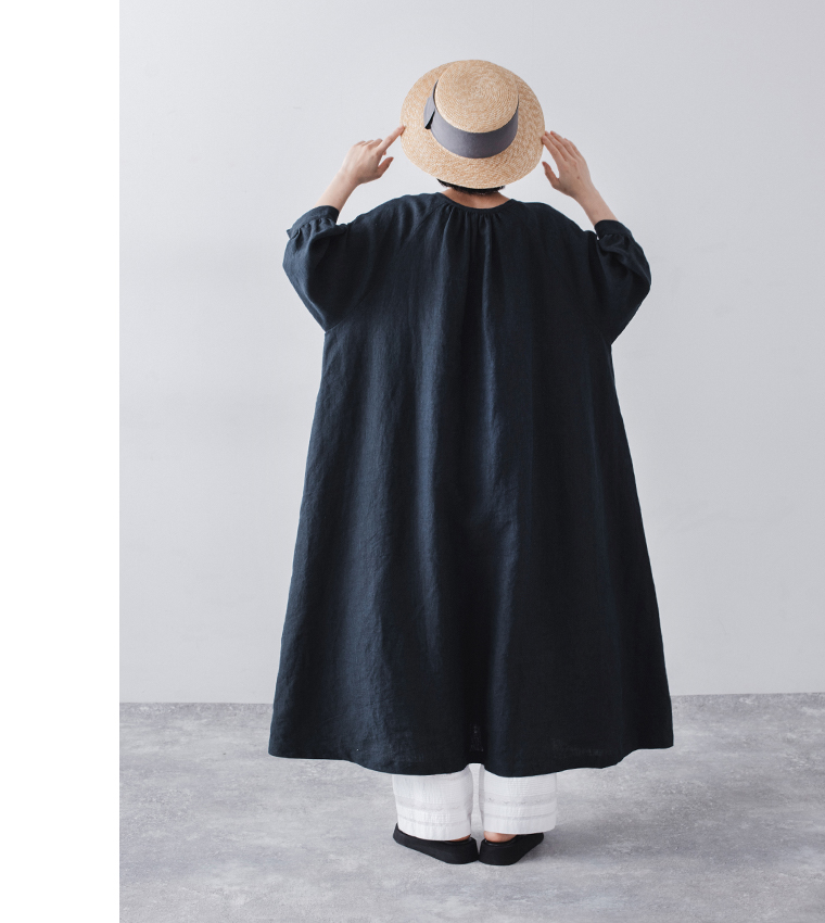 9番手リネン多釦ワンピース(ネイビー)の全身バックシルエット