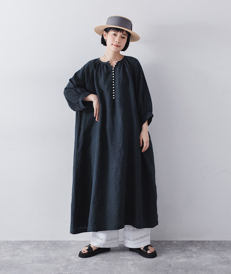 9番手リネン多釦ワンピース(ネイビー)の全身前のコーディネート