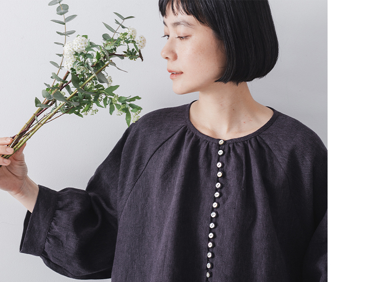 9番手リネン多釦ワンピース(パープル)の首元寄りカット