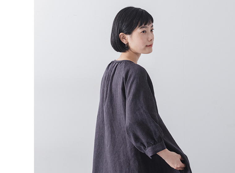 9番手リネン多釦ワンピース(パープル)の上半身寄り斜め後ろカット