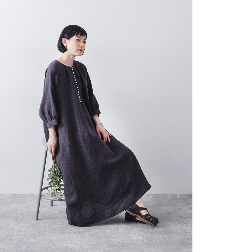 9番手リネン多釦ワンピース(パープル)着用の座った全身カット