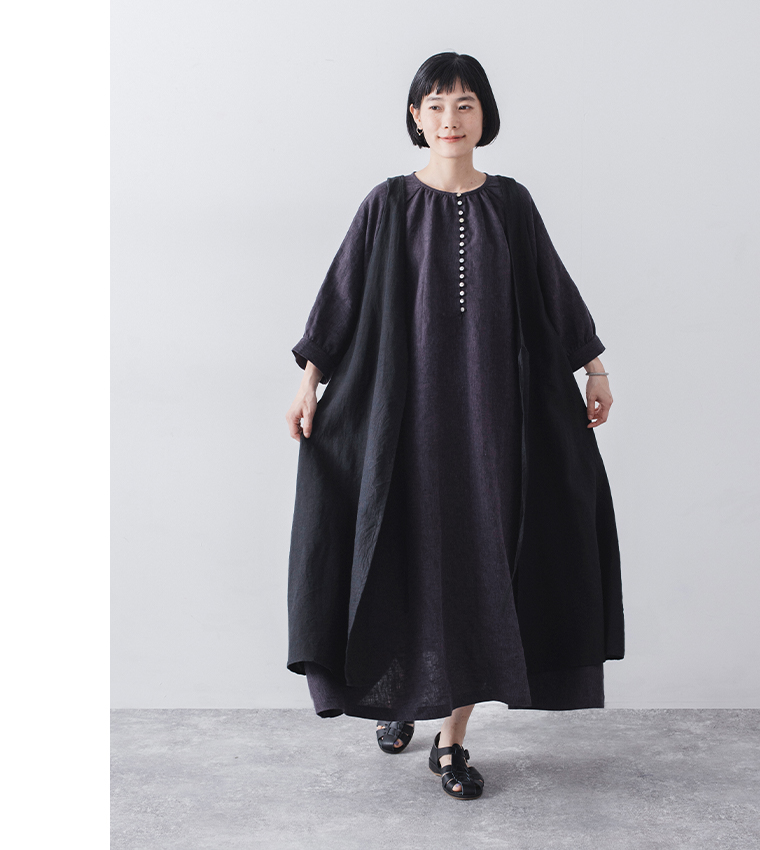 9番手リネン多釦ワンピース(パープル)にロングジレを重ねた全身コーディネート