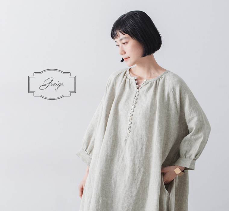 9番手リネン多釦ワンピース(グレージュ)着用の上半身寄りカット