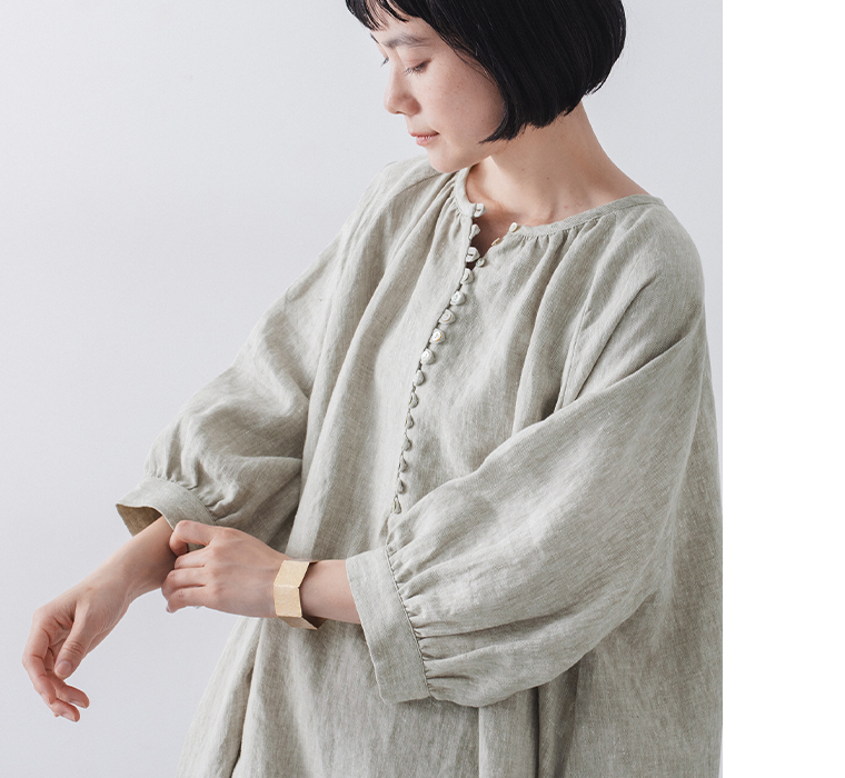 9番手リネン多釦ワンピース(グレージュ)着用の上半身寄り袖見せカット