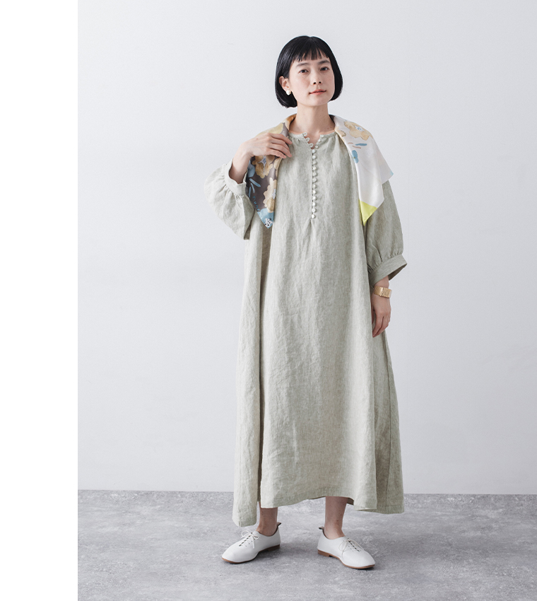 9番手リネン多釦ワンピース(グレージュ)を着用しスカーフを肩にかけた全身コーディネート