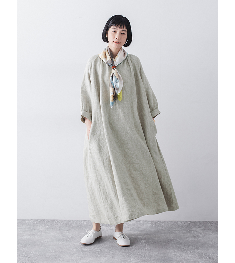 9番手リネン多釦ワンピース(グレージュ)を着用しスカーフを添えた全身前コーディネート