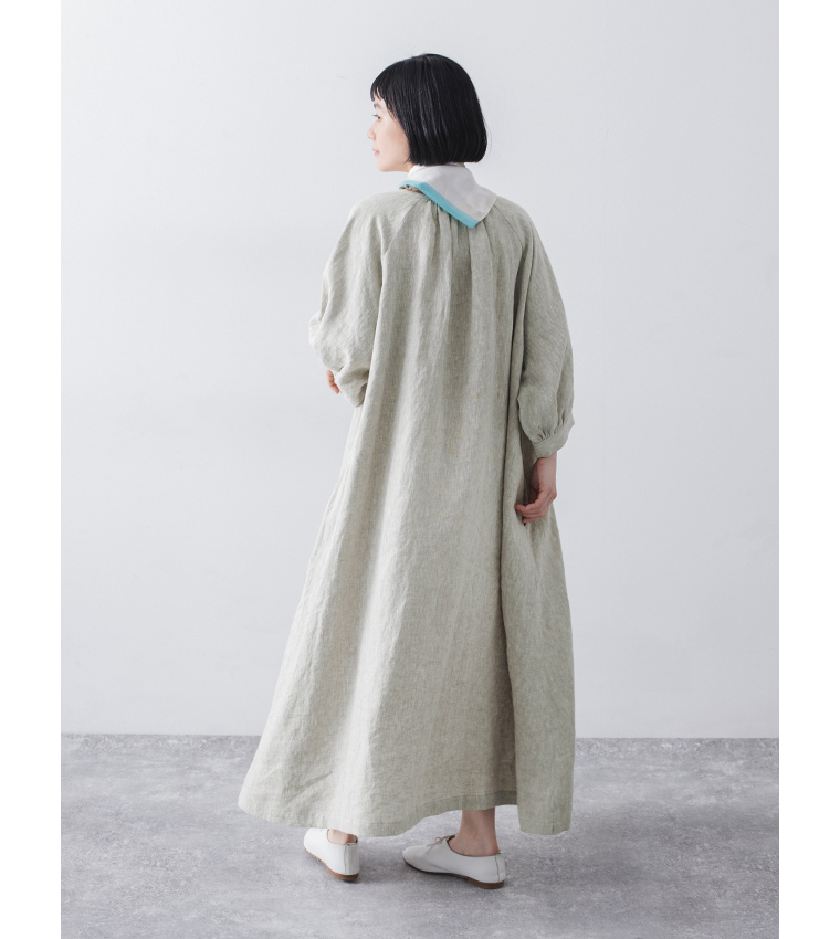 9番手リネン多釦ワンピース(グレージュ)を着用しスカーフを添えた全身バックシルエット