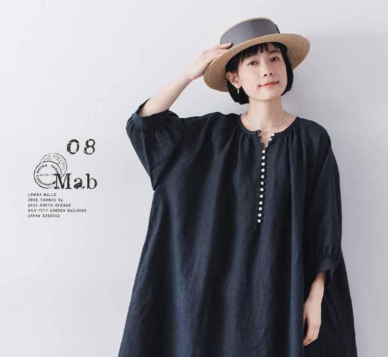 08Mab 9番手リネン多釦ワンピース(ネイビー)着用の上半身寄りカット
