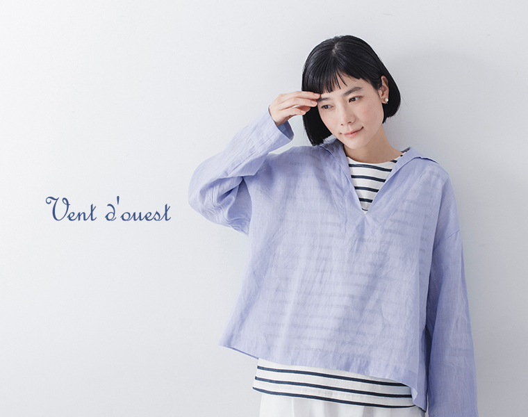 Vent d'ouest リネンキャンバスセーラーカラーブラウスのサックスを着用した女性の上半身