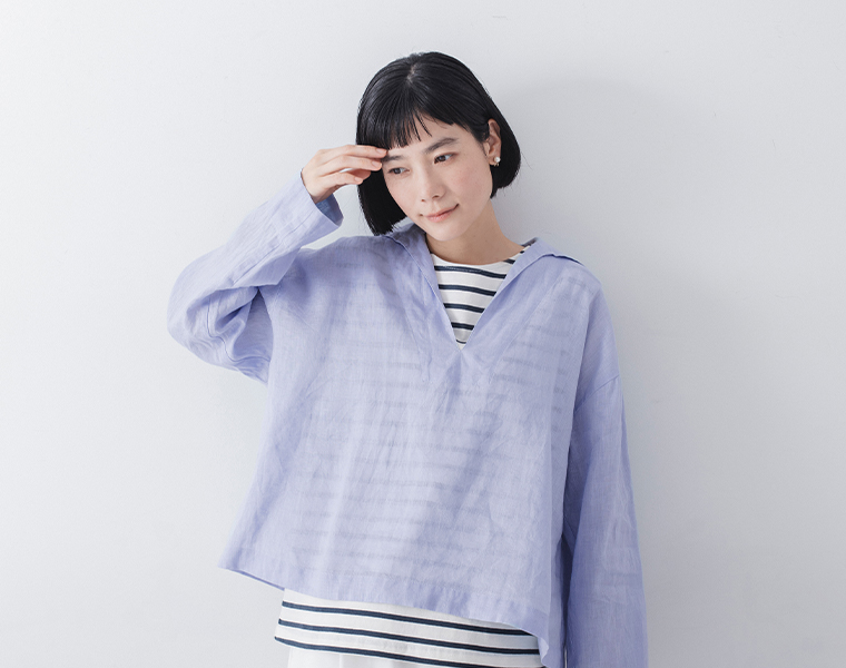 Vent d'ouest リネンキャンバスセーラーカラーブラウスのサックスを着た女性モデルの上半身コーディネート