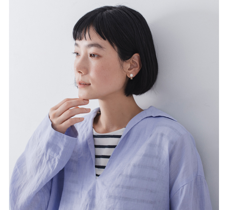 Vent d'ouest リネンキャンバスセーラーカラーブラウスのサックスを着た女性モデルの襟元アップ