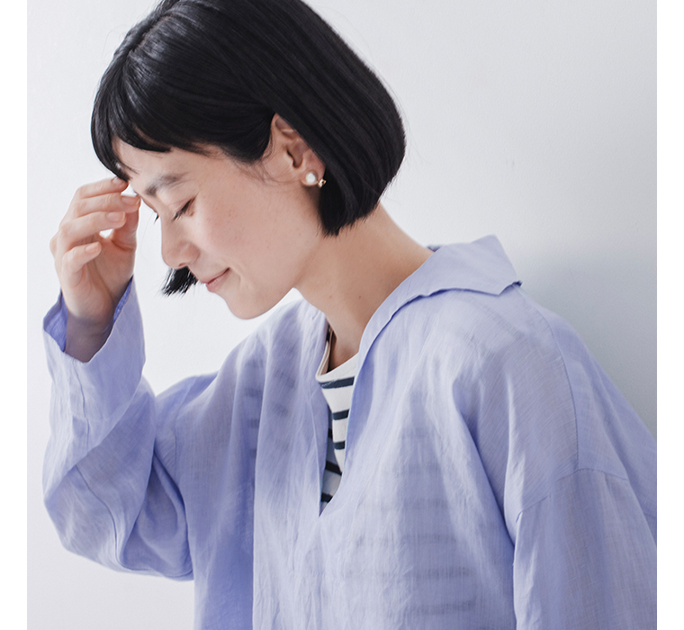 Vent d'ouest リネンキャンバスセーラーカラーブラウスのサックスを着た女性モデルの横顔と襟元アップ