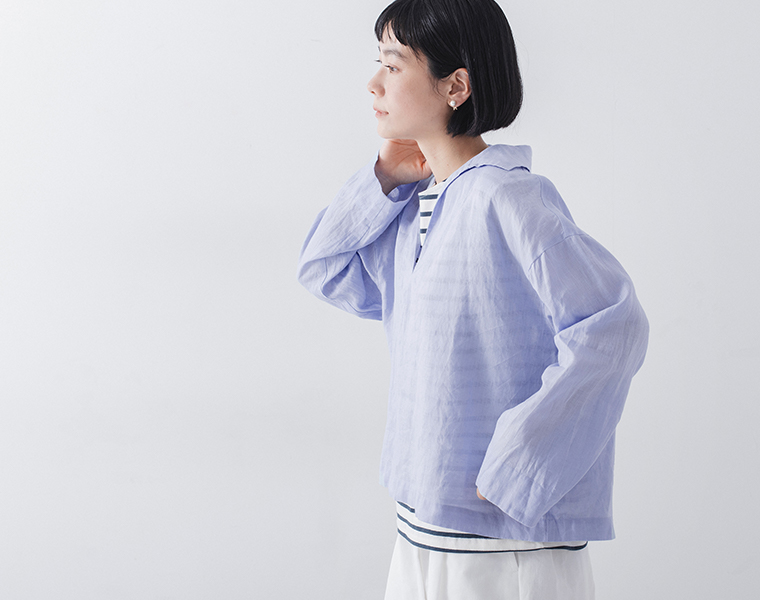 Vent d'ouest リネンキャンバスセーラーカラーブラウスのサックスを着た女性モデルのサイドスタイル