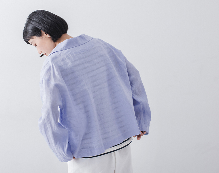 Vent d'ouest リネンキャンバスセーラーカラーブラウスのサックスを着た女性モデルのバックスタイル