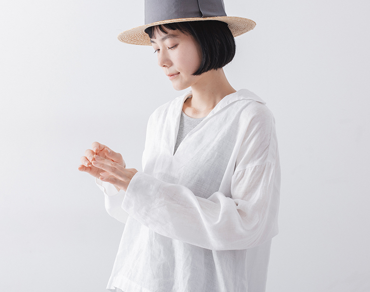 Vent d'ouest リネンキャンバスセーラーカラーブラウスのホワイトを着た女性モデルの上半身コーディネート