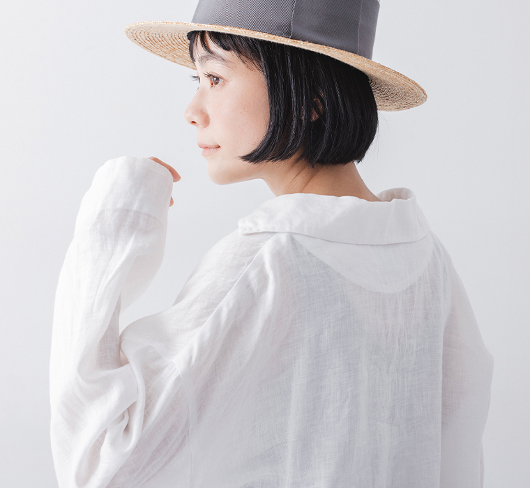 Vent d'ouest リネンキャンバスセーラーカラーブラウスのホワイトを着た女性モデルの後ろ姿と襟元アップ