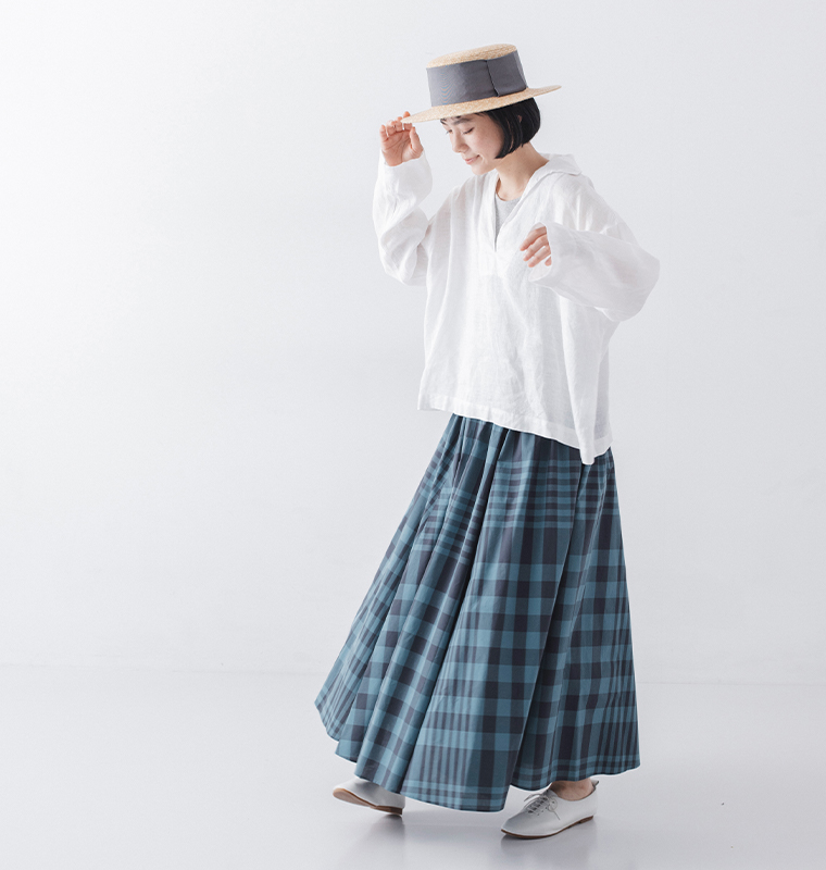 Vent d'ouest リネンキャンバスセーラーカラーブラウスのホワイトを着た女性モデルの全身コーディネート