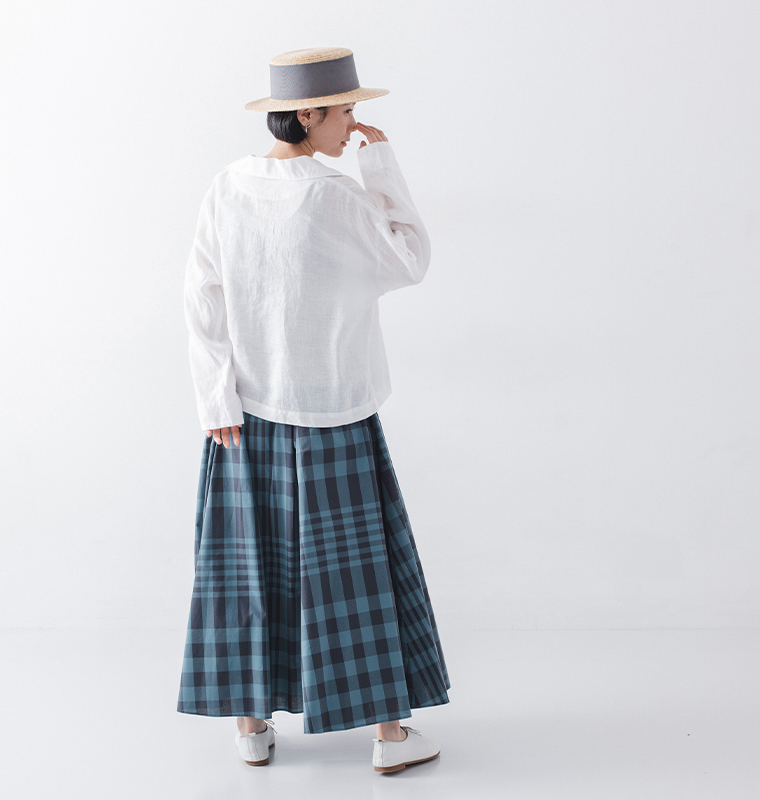 Vent d'ouest リネンキャンバスセーラーカラーブラウスのホワイトを着た女性モデルのバックスタイル